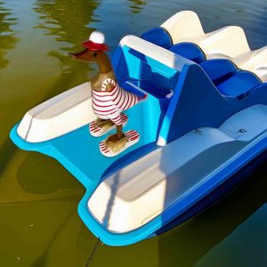 Strandente mit Badeanzug, weiß mit roten Streifen
