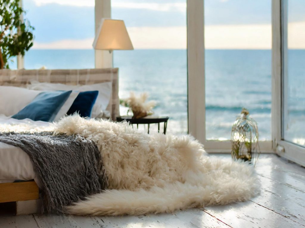 Schlafzimmer, große Fenster, das Meer, Sommer, Fell auf dem Fußboden
